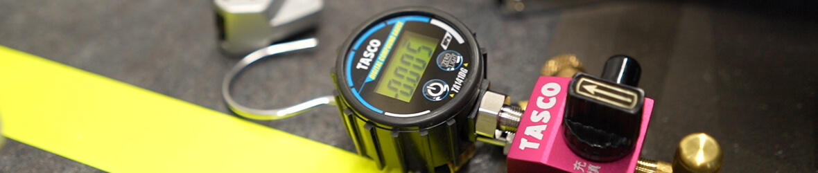 エアコンの取り付け工事に必要な工具や機器に触れられる