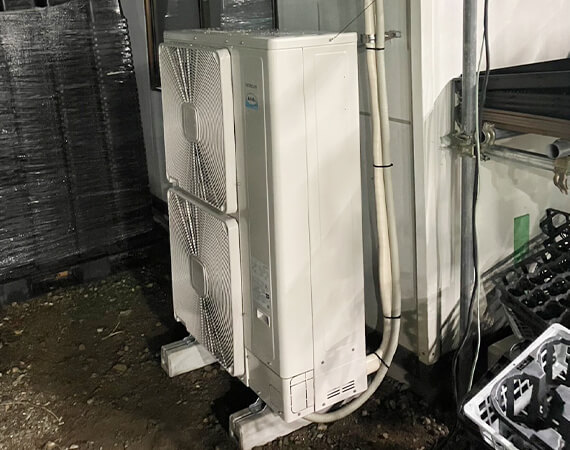 大阪府河内長野市  加工工場 日立 床置き 業務用エアコン 室外機 工事完了写真