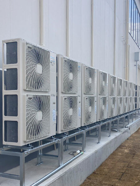 石川県金沢市 ダイキン 天カセ 業務用エアコン 室外機 工事写真