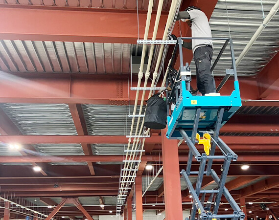 大阪府 大規模店舗 配管の敷設工事写真